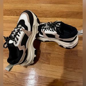 NWT Platform sneakers Aldo style
